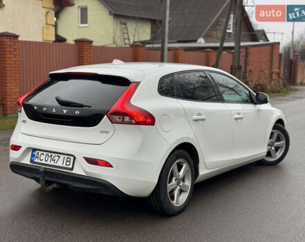 Белый Вольво В40, объемом двигателя 1.56 л и пробегом 242 тыс. км за 9999 $, фото 1 на Automoto.ua