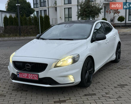 Белый Вольво В40, объемом двигателя 2 л и пробегом 203 тыс. км за 16500 $, фото 1 на Automoto.ua