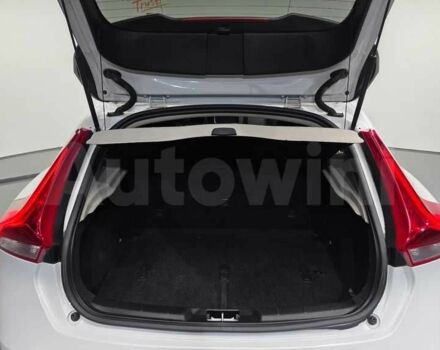 Белый Вольво В40, объемом двигателя 1.6 л и пробегом 139 тыс. км за 12250 $, фото 13 на Automoto.ua