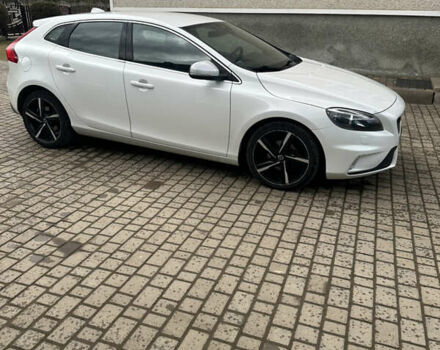Білий Вольво V40, об'ємом двигуна 2 л та пробігом 203 тис. км за 10850 $, фото 2 на Automoto.ua