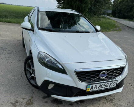 Вольво В40 2016 в Киеве на Automoto.ua Белый Вольво В40, объемом двигателя 1.97 л и пробегом 174 тыс. км за 15000 $, фото 2 на Automoto.ua