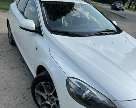 Вольво В40 2016 в Киеве на Automoto.ua Белый Вольво В40, объемом двигателя 1.97 л и пробегом 174 тыс. км за 15000 $, фото 4 на Automoto.ua