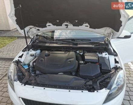 Білий Вольво V40, об'ємом двигуна 1.97 л та пробігом 147 тис. км за 13999 $, фото 1 на Automoto.ua