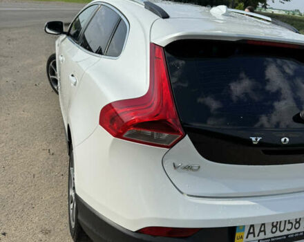 Вольво В40 2016 в Киеве на Automoto.ua Белый Вольво В40, объемом двигателя 1.97 л и пробегом 174 тыс. км за 15000 $, фото 6 на Automoto.ua