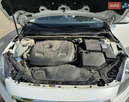 Вольво В40 2016 в Киеве на Automoto.ua Белый Вольво В40, объемом двигателя 1.97 л и пробегом 174 тыс. км за 15000 $, фото 30 на Automoto.ua