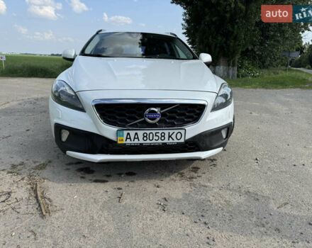 Вольво В40 2016 в Киеве на Automoto.ua Белый Вольво В40, объемом двигателя 1.97 л и пробегом 174 тыс. км за 15000 $, фото 1 на Automoto.ua