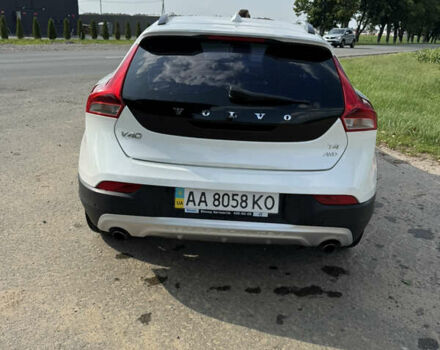 Вольво В40 2016 в Киеве на Automoto.ua Белый Вольво В40, объемом двигателя 1.97 л и пробегом 174 тыс. км за 15000 $, фото 8 на Automoto.ua