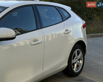 Білий Вольво V40, об'ємом двигуна 2 л та пробігом 317 тис. км за 12999 $, фото 5 на Automoto.ua