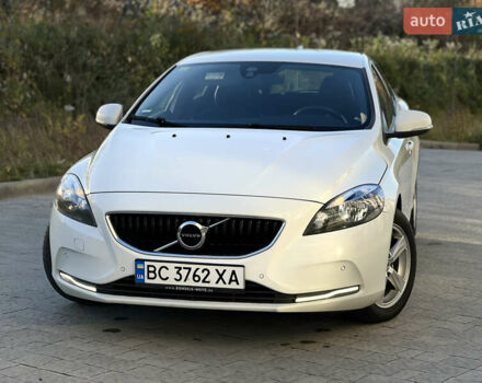 Білий Вольво V40, об'ємом двигуна 2 л та пробігом 317 тис. км за 12999 $, фото 2 на Automoto.ua