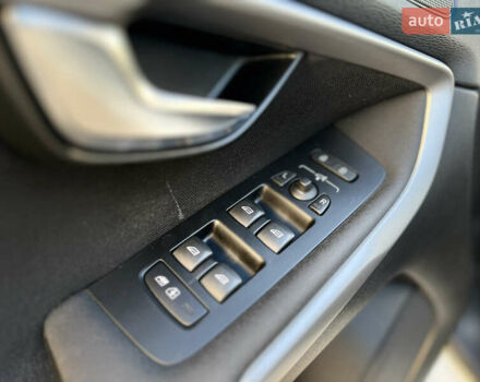 Білий Вольво V40, об'ємом двигуна 2 л та пробігом 317 тис. км за 12999 $, фото 37 на Automoto.ua