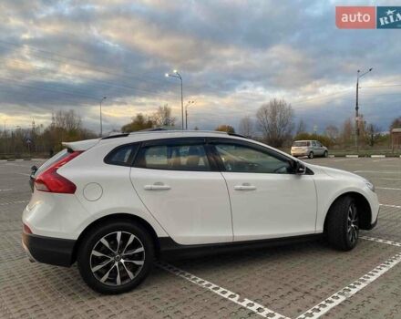 Вольво В40 2019 в Киеве на Automoto.ua Белый Вольво В40, объемом двигателя 1.5 л и пробегом 135 тыс. км за 18700 $, фото 1 на Automoto.ua