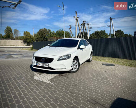 Білий Вольво V40, об'ємом двигуна 1.56 л та пробігом 309 тис. км за 9800 $, фото 1 на Automoto.ua