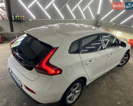 Білий Вольво V40, об'ємом двигуна 1.56 л та пробігом 140 тис. км за 11400 $, фото 1 на Automoto.ua