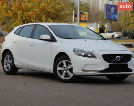 Белый Вольво В40, объемом двигателя 0 л и пробегом 148 тыс. км за 11000 $, фото 1 на Automoto.ua