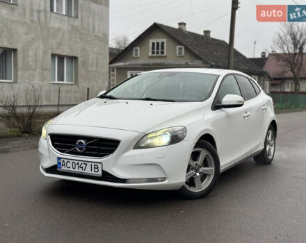 Белый Вольво В40, объемом двигателя 1.56 л и пробегом 242 тыс. км за 9999 $, фото 1 на Automoto.ua