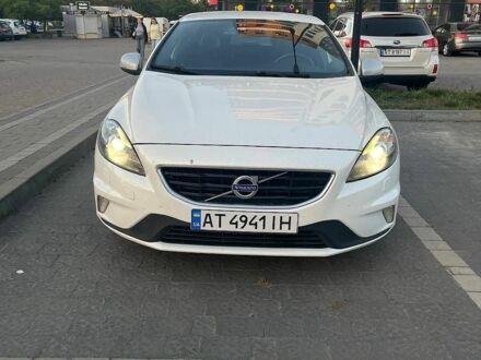 Білий Вольво V40, об'ємом двигуна 2 л та пробігом 220 тис. км за 10700 $, фото 1 на Automoto.ua