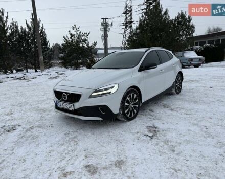 Белый Вольво В40, объемом двигателя 1.5 л и пробегом 38 тыс. км за 18500 $, фото 1 на Automoto.ua