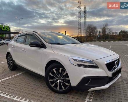 Вольво В40 2019 в Киеве на Automoto.ua Белый Вольво В40, объемом двигателя 1.5 л и пробегом 135 тыс. км за 18700 $, фото 1 на Automoto.ua