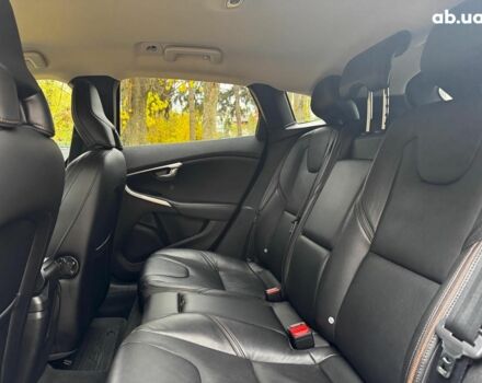 Вольво V40 2015 у Києві на Automoto.ua Чорний Вольво V40, об'ємом двигуна 2 л та пробігом 265 тис. км за 15490 $, фото 23 на Automoto.ua