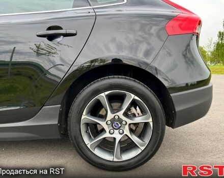 Чорний Вольво V40, об'ємом двигуна 2 л та пробігом 98 тис. км за 16300 $, фото 3 на Automoto.ua