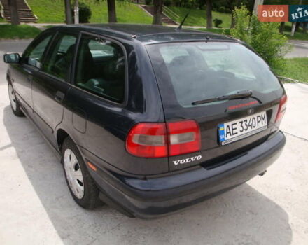 Черный Вольво В40, объемом двигателя 1.8 л и пробегом 219 тыс. км за 3600 $, фото 5 на Automoto.ua