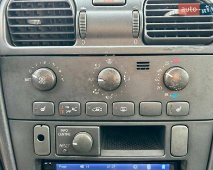 Черный Вольво В40, объемом двигателя 1.9 л и пробегом 240 тыс. км за 3500 $, фото 17 на Automoto.ua