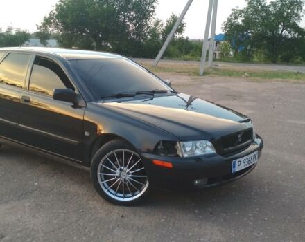 Чорний Вольво V40, об'ємом двигуна 1.9 л та пробігом 274 тис. км за 2100 $, фото 1 на Automoto.ua