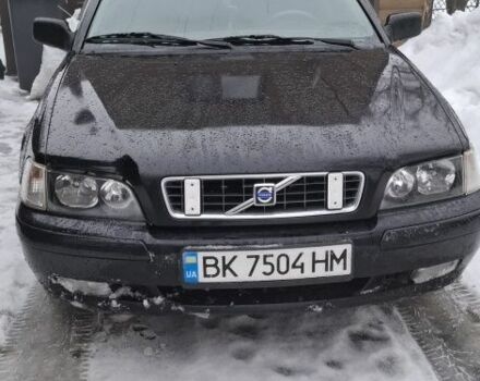 Черный Вольво В40, объемом двигателя 1.9 л и пробегом 276 тыс. км за 4300 $, фото 1 на Automoto.ua