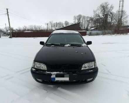 Черный Вольво В40, объемом двигателя 1.9 л и пробегом 332 тыс. км за 2000 $, фото 1 на Automoto.ua