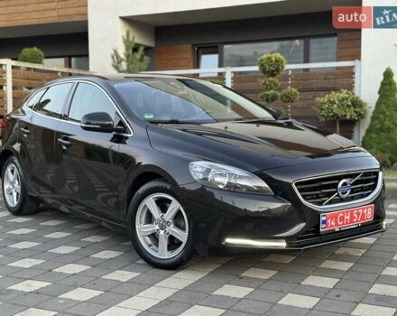 Чорний Вольво V40, об'ємом двигуна 1.6 л та пробігом 218 тис. км за 11800 $, фото 1 на Automoto.ua