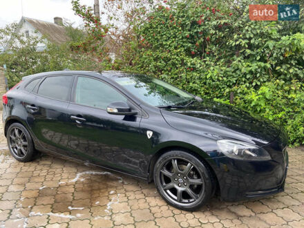 Черный Вольво В40, объемом двигателя 1.6 л и пробегом 205 тыс. км за 11350 $, фото 1 на Automoto.ua