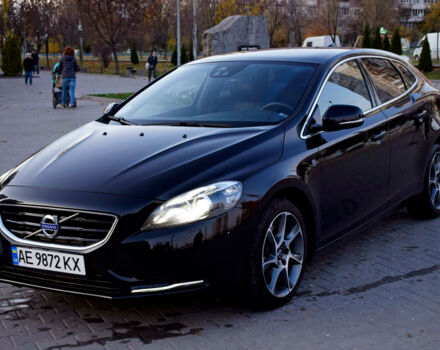 Чорний Вольво V40, об'ємом двигуна 2 л та пробігом 32 тис. км за 18900 $, фото 1 на Automoto.ua