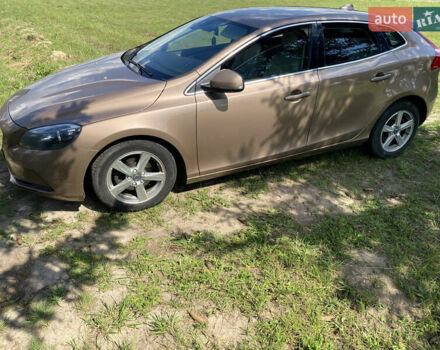 Коричневий Вольво V40, об'ємом двигуна 2 л та пробігом 315 тис. км за 11100 $, фото 1 на Automoto.ua