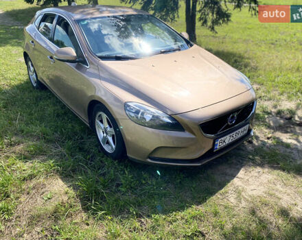 Коричневий Вольво V40, об'ємом двигуна 2 л та пробігом 315 тис. км за 11100 $, фото 2 на Automoto.ua