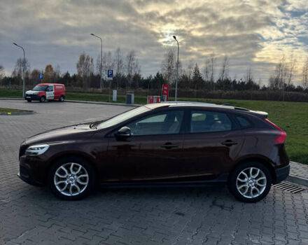 Коричневый Вольво В40, объемом двигателя 1.97 л и пробегом 85 тыс. км за 15999 $, фото 2 на Automoto.ua