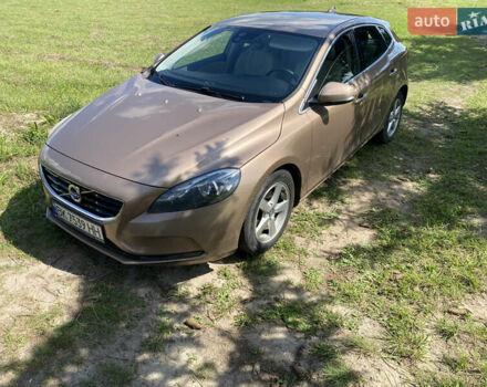 Коричневий Вольво V40, об'ємом двигуна 2 л та пробігом 315 тис. км за 11100 $, фото 1 на Automoto.ua