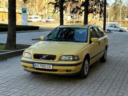 Желтый Вольво В40, объемом двигателя 1.8 л и пробегом 245 тыс. км за 2850 $, фото 1 на Automoto.ua