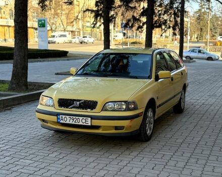 Желтый Вольво В40, объемом двигателя 1.8 л и пробегом 245 тыс. км за 2850 $, фото 1 на Automoto.ua
