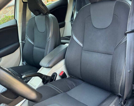 Серый Вольво В40, объемом двигателя 1.56 л и пробегом 220 тыс. км за 11000 $, фото 10 на Automoto.ua