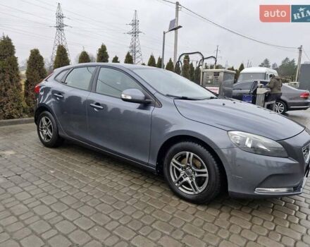 Серый Вольво В40, объемом двигателя 1.56 л и пробегом 211 тыс. км за 10000 $, фото 4 на Automoto.ua