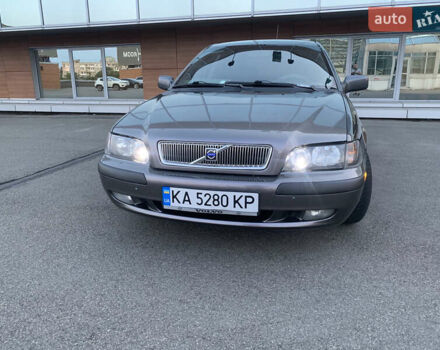 Серый Вольво В40, объемом двигателя 1.8 л и пробегом 260 тыс. км за 4999 $, фото 1 на Automoto.ua