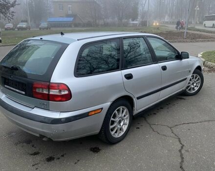 Серый Вольво В40, объемом двигателя 1.9 л и пробегом 300 тыс. км за 2300 $, фото 1 на Automoto.ua