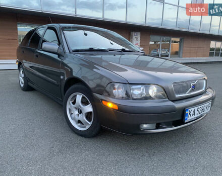 Серый Вольво В40, объемом двигателя 1.8 л и пробегом 260 тыс. км за 4500 $, фото 1 на Automoto.ua