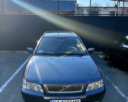 Серый Вольво В40, объемом двигателя 1.9 л и пробегом 372 тыс. км за 4000 $, фото 1 на Automoto.ua