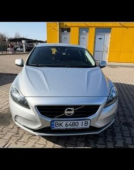 Серый Вольво В40, объемом двигателя 1.56 л и пробегом 230 тыс. км за 9300 $, фото 1 на Automoto.ua