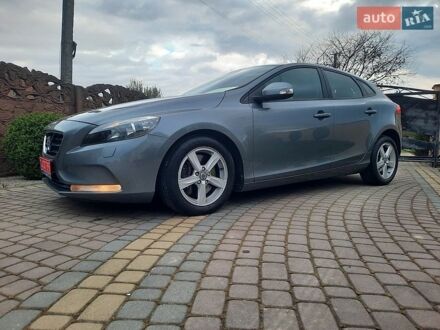 Сірий Вольво V40, об'ємом двигуна 2 л та пробігом 200 тис. км за 12499 $, фото 1 на Automoto.ua