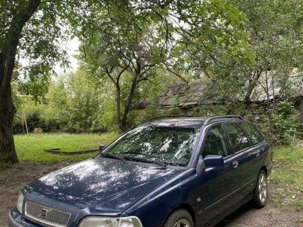 Синій Вольво V40, об'ємом двигуна 1.9 л та пробігом 328 тис. км за 800 $, фото 1 на Automoto.ua