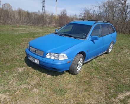 Синий Вольво В40, объемом двигателя 1.9 л и пробегом 303 тыс. км за 2450 $, фото 1 на Automoto.ua
