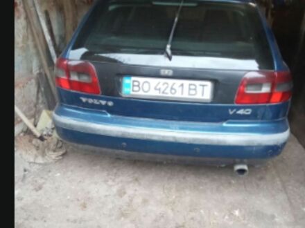 Синий Вольво В40, объемом двигателя 1.9 л и пробегом 250 тыс. км за 2900 $, фото 1 на Automoto.ua