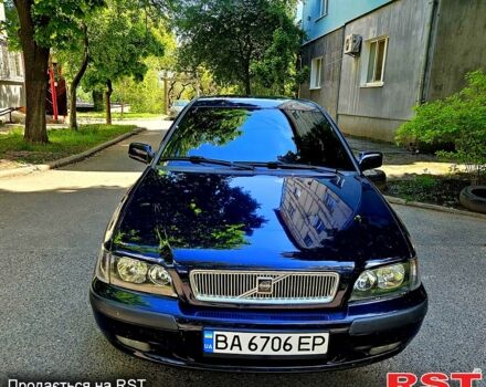 Синий Вольво В40, объемом двигателя 1.9 л и пробегом 320 тыс. км за 4300 $, фото 1 на Automoto.ua